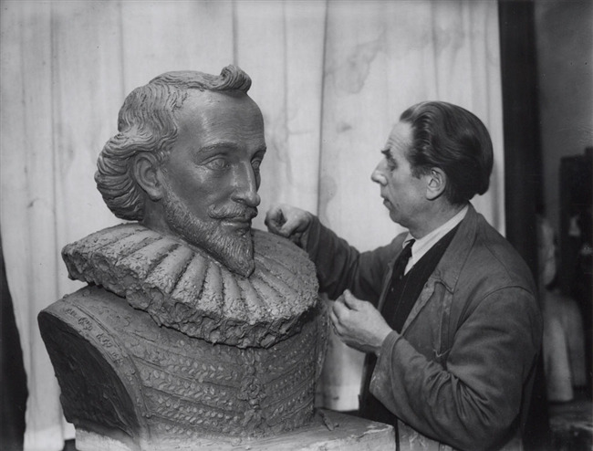 Sieger met buste van P.C. Hooft.
              <br/>
              oto Ben van Meerendonk / AHF, collectie IISG, 22 maart 1947